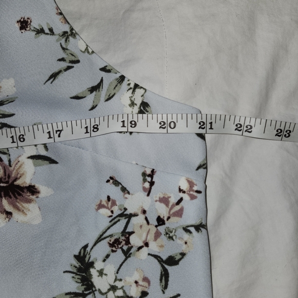 Dynamite blue floral blouse in size Large NWT - Picture 11 of 15